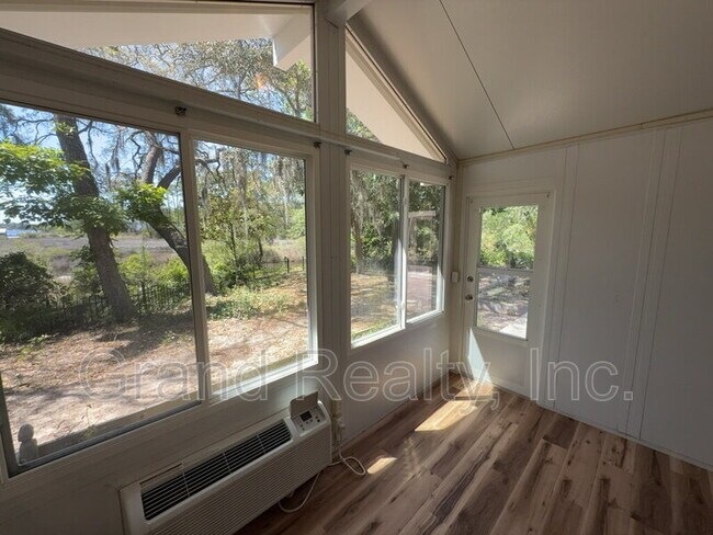 Building Photo - 7401 Bernadette Dr