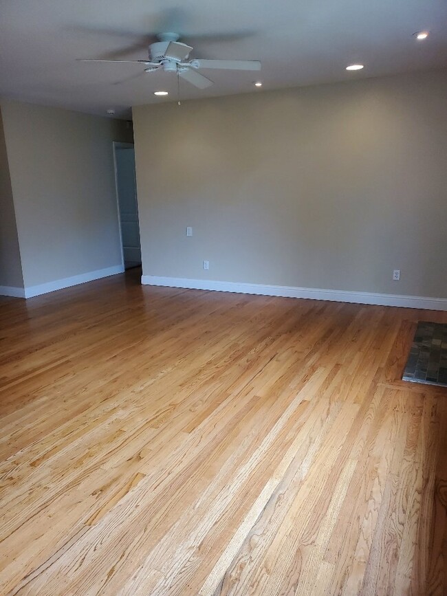 Building Photo - Beautiful 3 bd 2 bath house in Carmichael