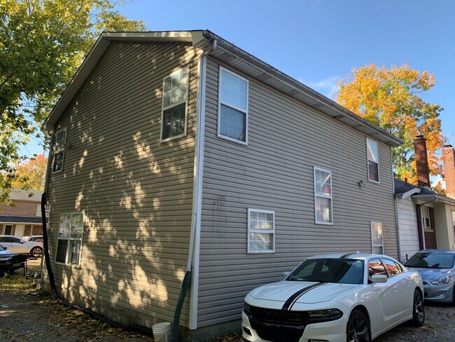 Primary Photo - 222 University Ave