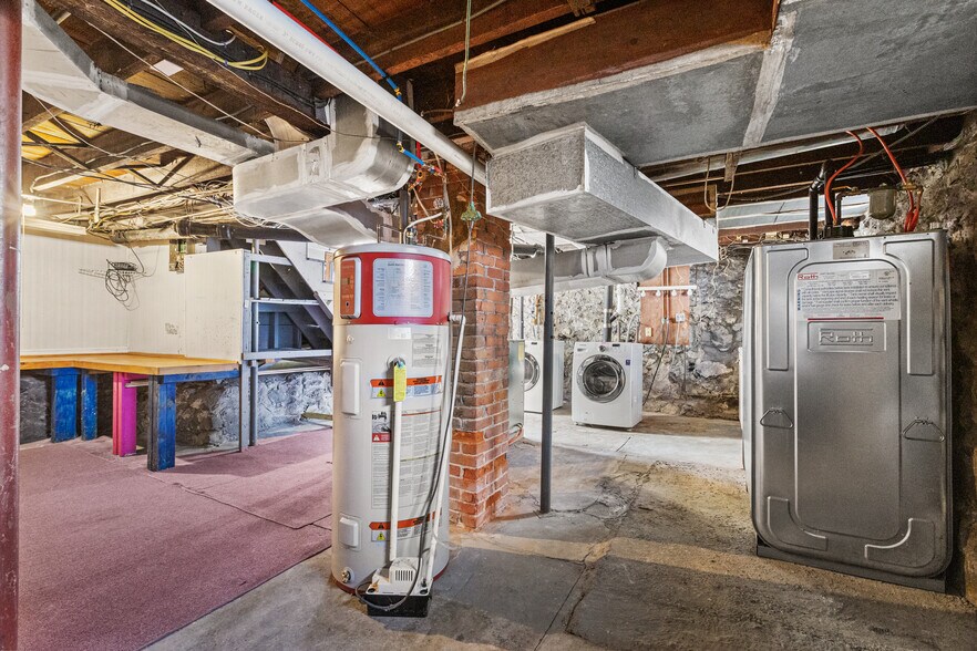 Building Photo - 1 Oak Grove Ct
