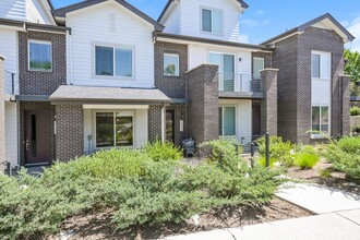Building Photo - Beautiful 3 Bed, 2.5 Bath Townhome