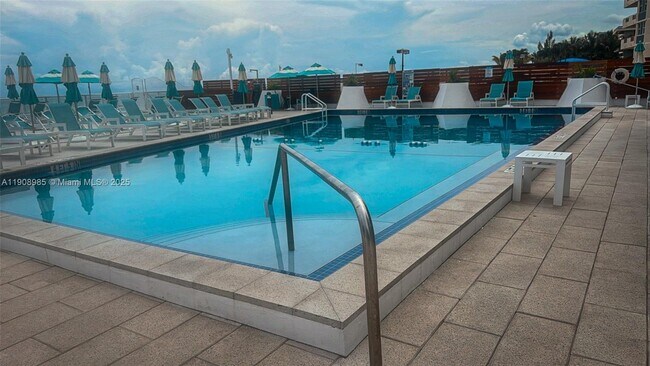 Building Photo - 3140 S Ocean Dr