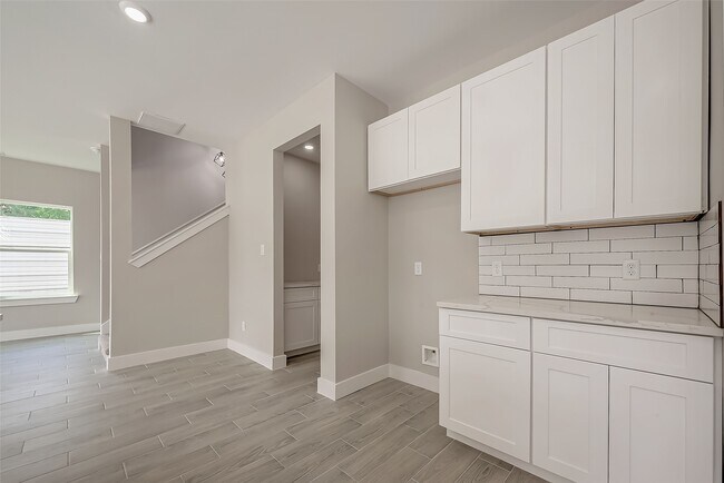 Building Photo - 8128 Chateau St