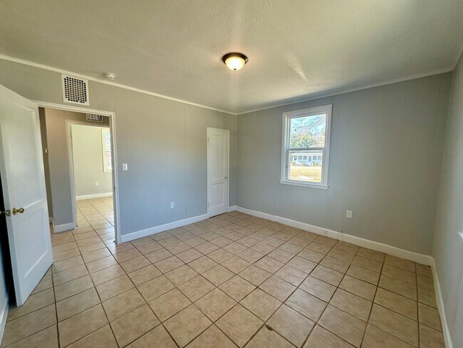 Building Photo - 716 Miller Rd