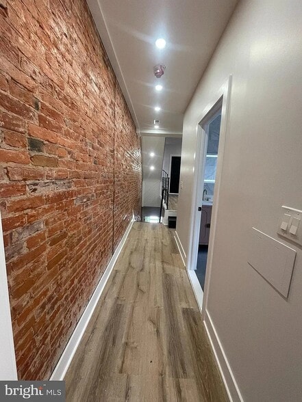 hallway from first bedroom to kitchen - 2321 W Oxford St