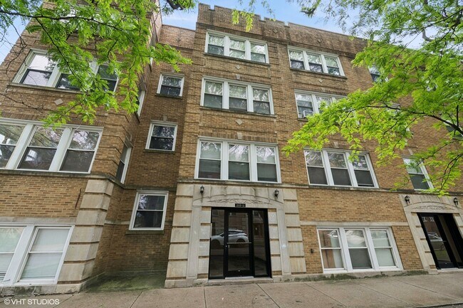 Primary Photo - 3849 W Ainslie St