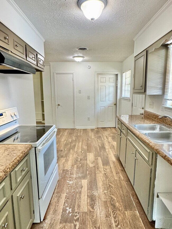 Building Photo - Cozy Meets Spacious: 4BR/2BA with Bonus Den & Patio