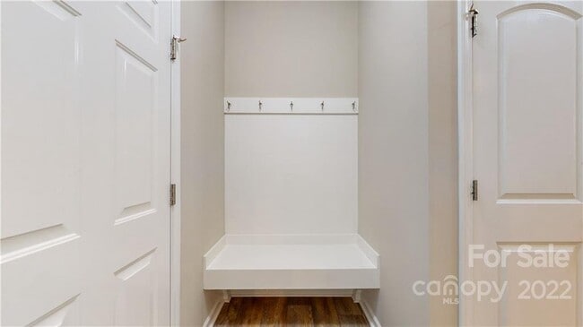 Building Photo - 8550 River Ridge Dr