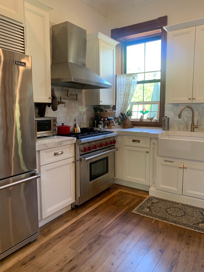 Building Photo - 559 Monroe St