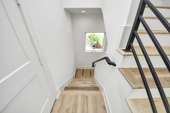 Building Photo - 1044 W 17th St