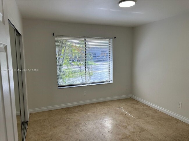 Building Photo - 20605 NE 9th Ct