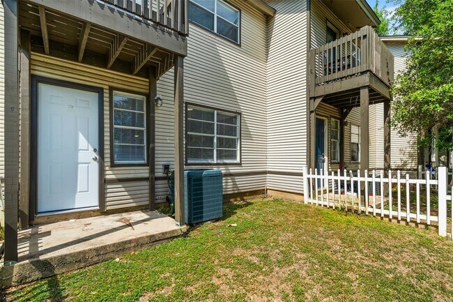 Building Photo - 1810 River Crossing Cir