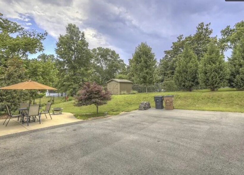 Building Photo - 2000 Upland Dr