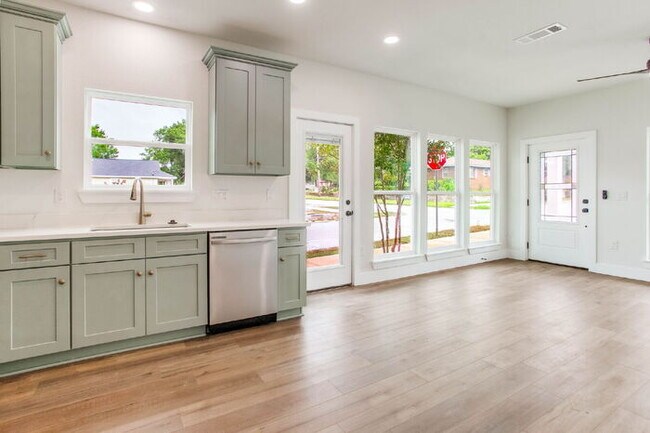 Building Photo - Build in 2025, 3 bed 3 bath near downtown!
