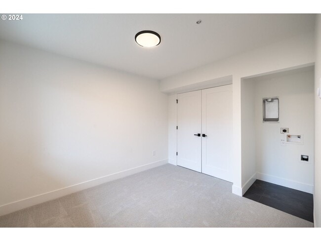 Building Photo - 617 SW Lobelia St