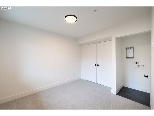 Building Photo - 623 SW Lobelia St