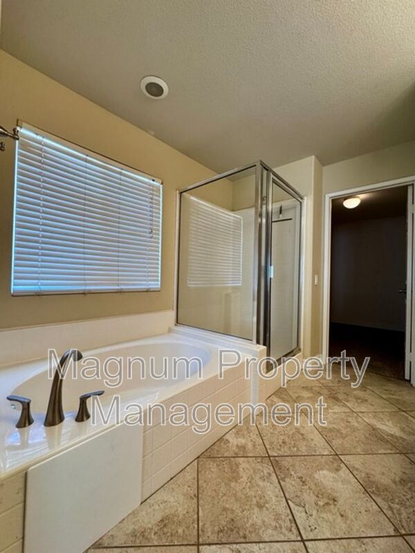 Building Photo - 30997 Oakhill Dr