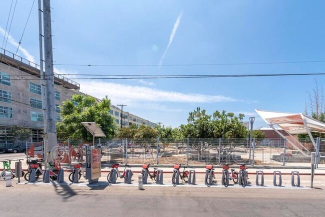 Building Photo - 527 Molino St