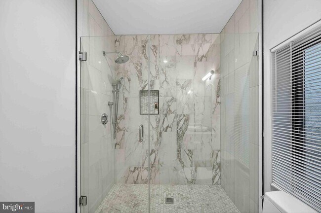 Building Photo - 911 S Oak St