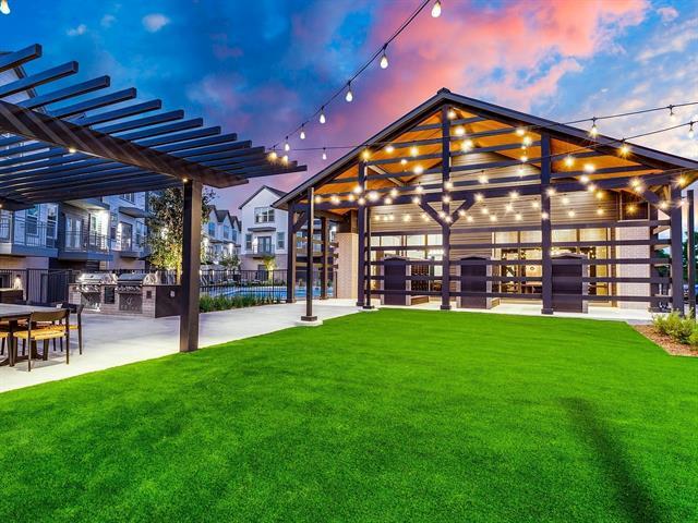 Building Photo - 1000 Fort Worth Ave