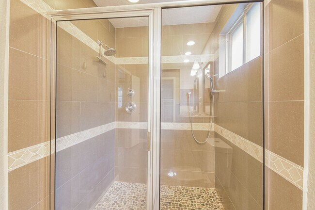 Building Photo - 8806 Lakeside Forest Dr