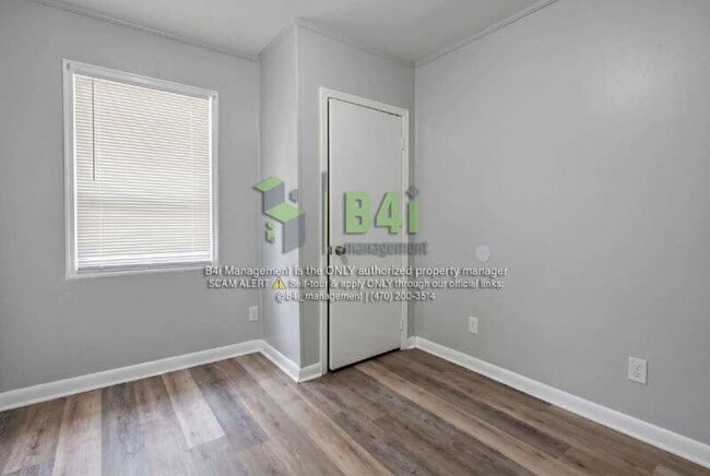 Building Photo - 909 E 8th St