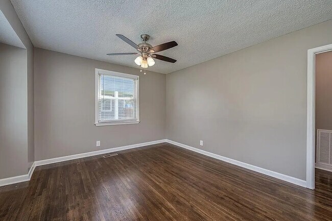 Building Photo - 1985 Carloss Dr