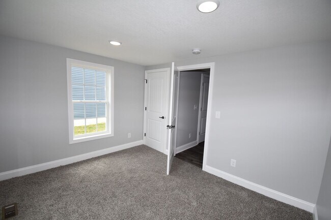 Building Photo - 2 Bedroom Home For Rent Near APSU!