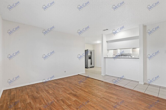 Building Photo - Cute 2/1 Unit in Fort Worth! **Move-in Spe...