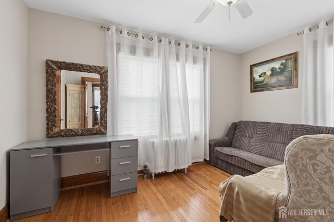 Building Photo - 415 Main St