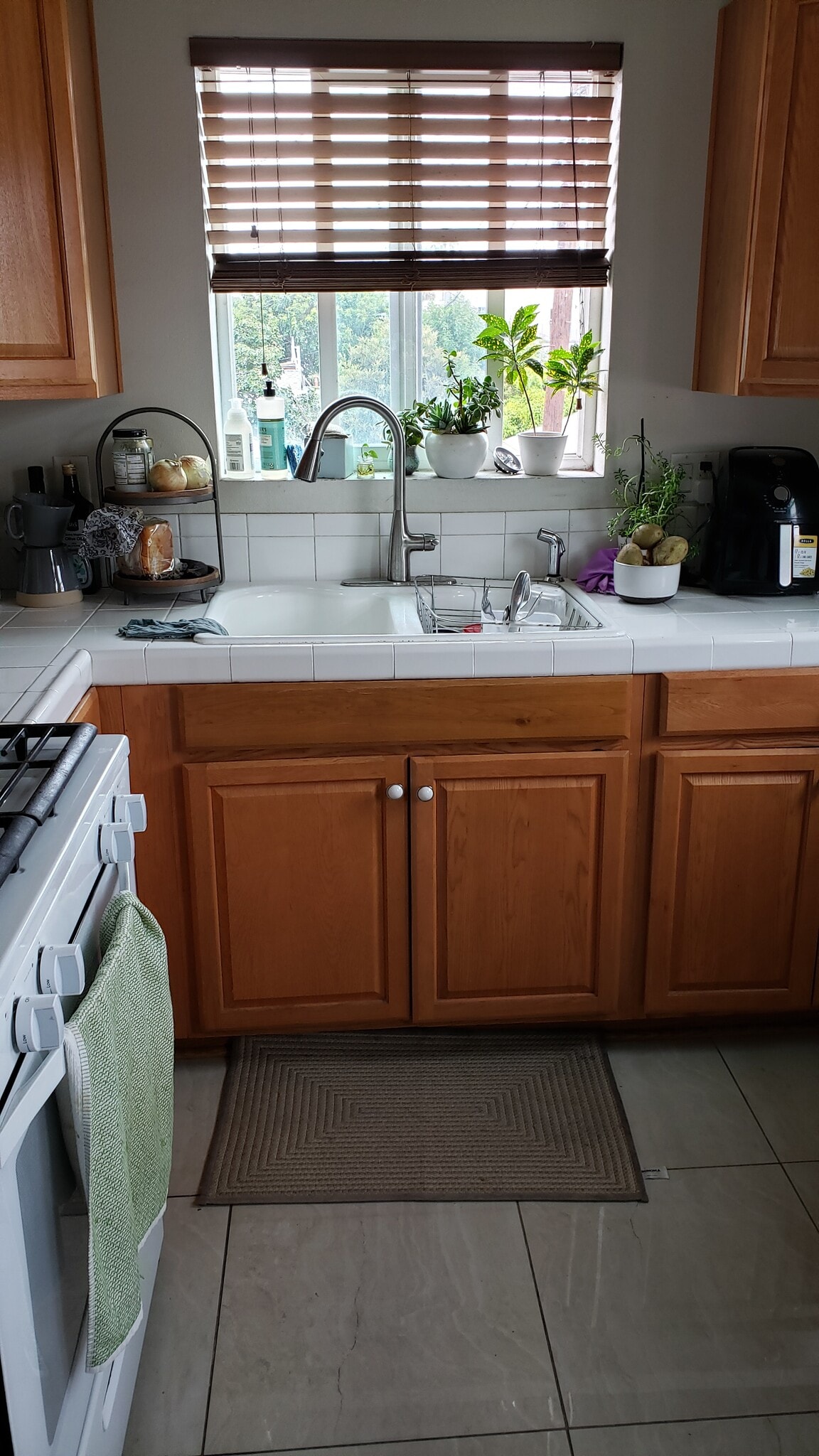 Kitchen - 817 N Wilton Pl