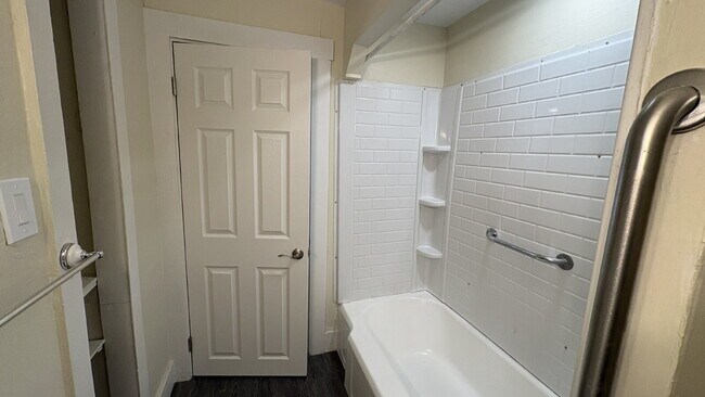 Building Photo - 3 Bed, 1 Bath, plus TWO Bonus Rooms in Rochester!