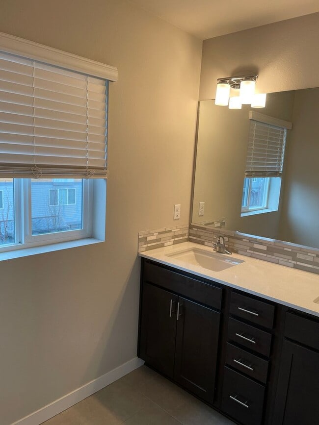 Building Photo - Stunning 3 bedroom 2.5 bathroom Townhome in Bothell!