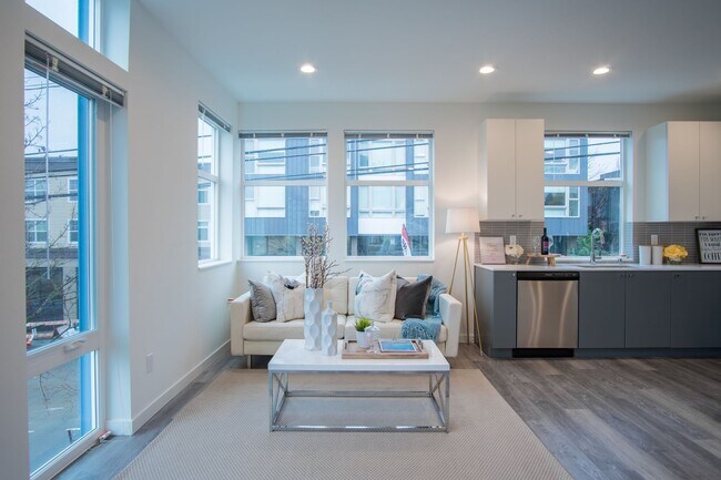 Building Photo - Modern 3BR/3BA Townhouse with Rooftop Views in Yesler Terrace