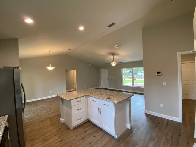 Building Photo - Will NOT be ready to show until. MID OCTOB...