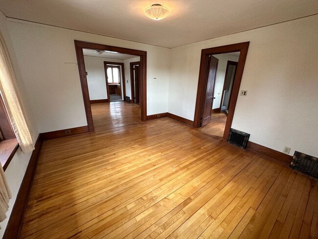 Building Photo - 103 E Park Ln