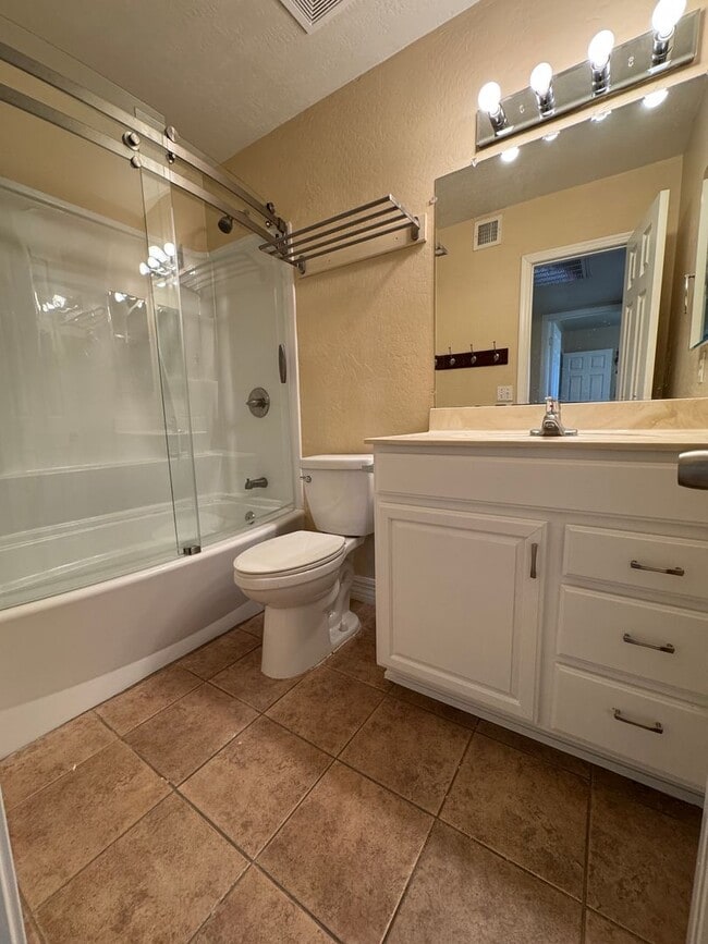 Building Photo - Spacious 4bdm 2Ba Tempe Home with New Kitchen and a Pool!