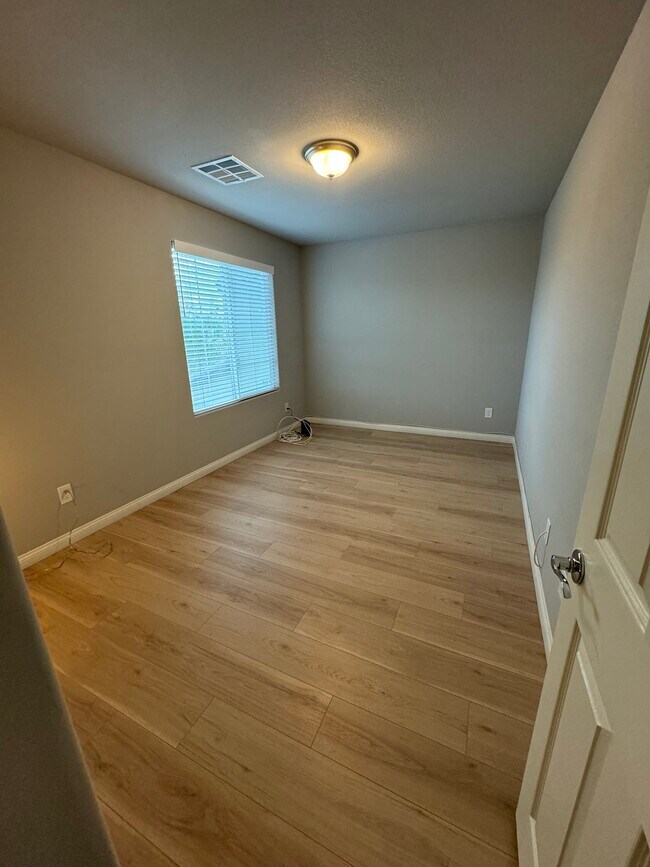 Building Photo - 4466 Zara Point Ave