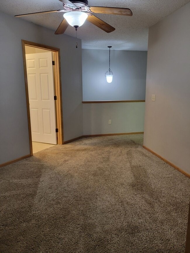 Building Photo - Middle Unit Townhouse