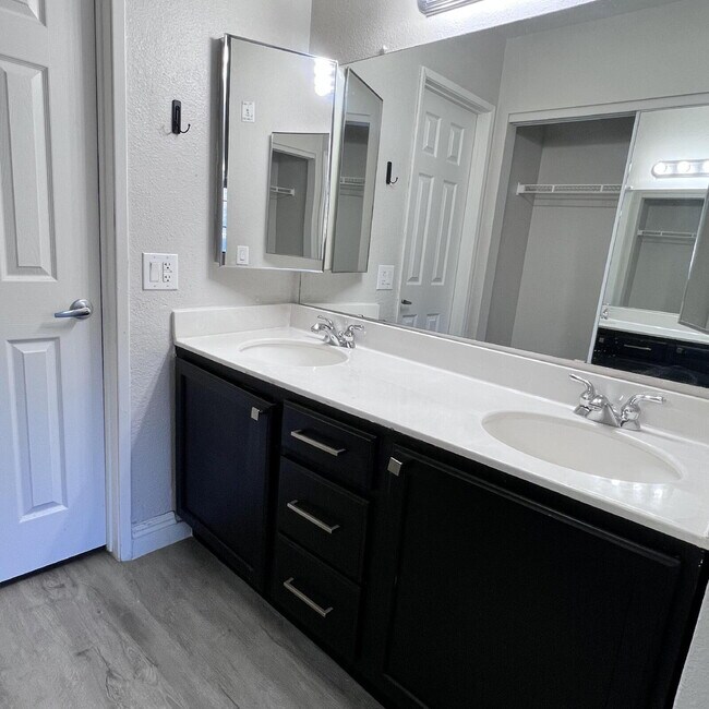 Building Photo - 2 Bed, 2 Bath condo, ground floor unit