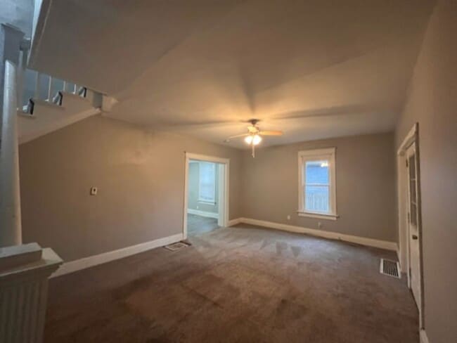 Building Photo - 2 Bedroom 1.5 Bath