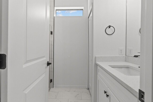 Building Photo - 548 Knapp St