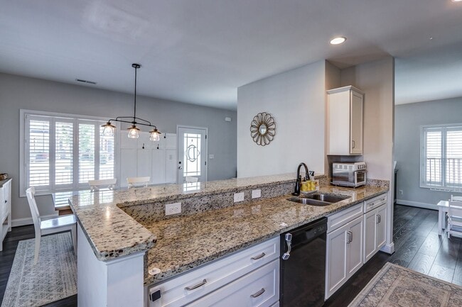 Building Photo - 105 Ridgeline Ln
