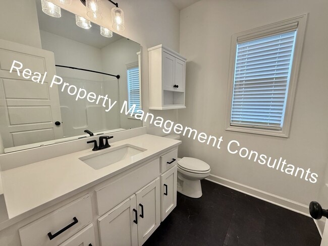 Building Photo - Extraordinary 4 bedroom home in Lee's Summit