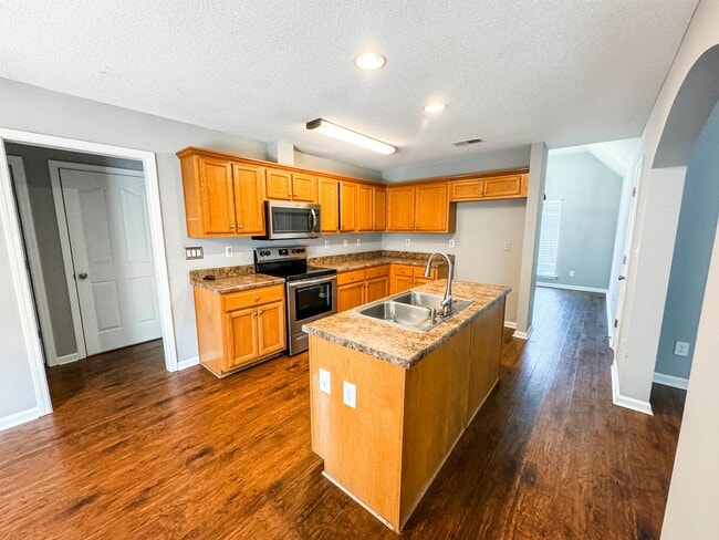 Building Photo - 4623 E Ashglen Cir