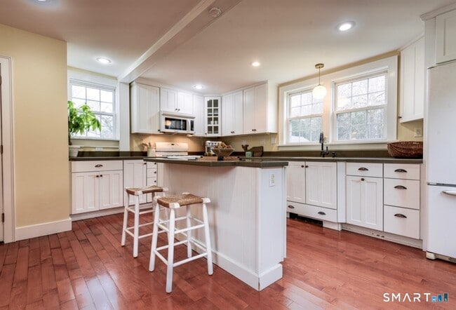 Building Photo - 33 Main St