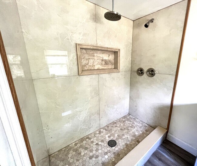 Building Photo - FIRST MONTHS RENT FREE!!! 5 ACRES OF PARAD...