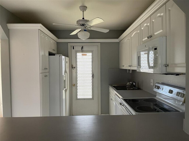 Building Photo - 1100 Pine Dr