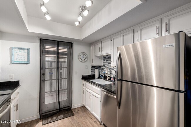 Building Photo - 1927 E Hampton Ave