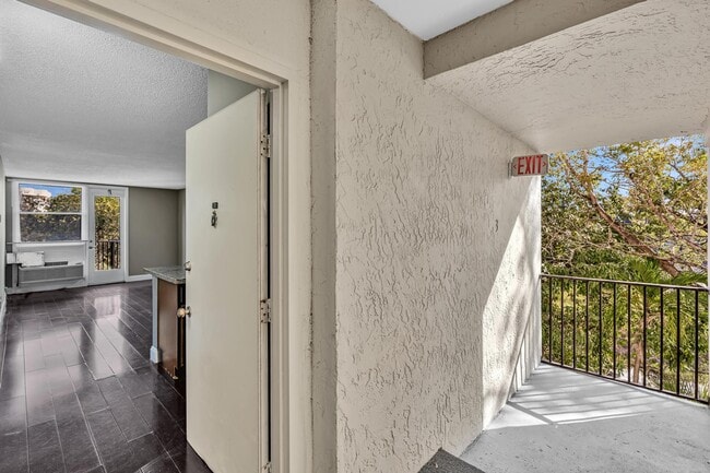 Building Photo - 2701 Riverside Dr